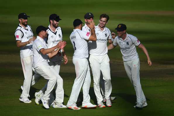 Following Lancashire's win against Hampshire, Warwickshire needed to beat Somerset and they cruised to a 118-run win.
