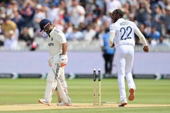 Jofra Archer celebrates the wicket of Rishabh Pant 