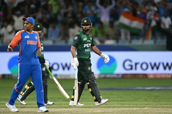 Fakhar Zaman hit three forus in his 9-ball 15 before his dismissal. 
