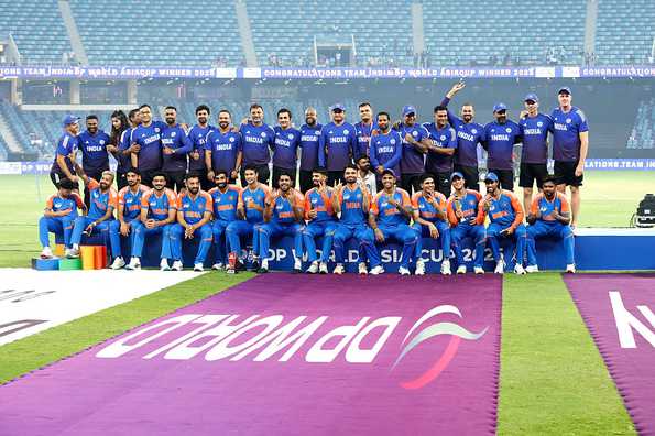 India pose 'without' the Asia Cup trophy.